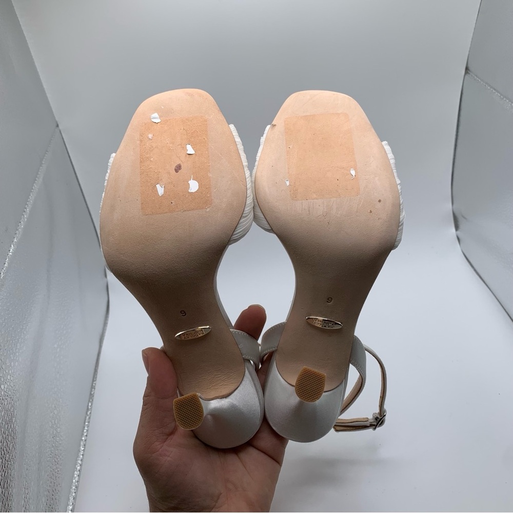 NWOB Badgley Mischka Women's Nixie Peep Toe Stiletto sandal-soft white SZ6 1407 - Picture 7 of 9